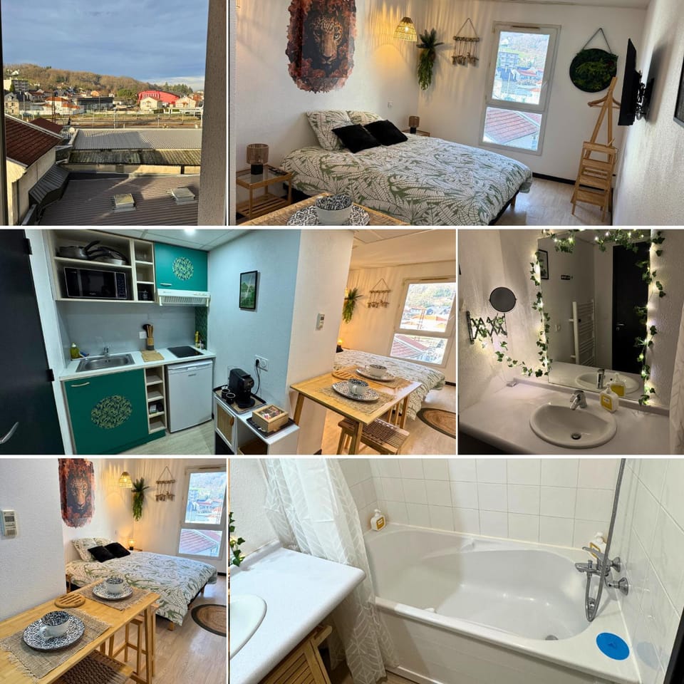 Bed, Bathroom, Photo of the whole room, Bedroom, Bath, towels