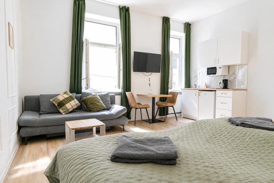 Property building, Bed, TV and multimedia, Kitchen or kitchenette, Seating area, Dining area, Bedroom, towels