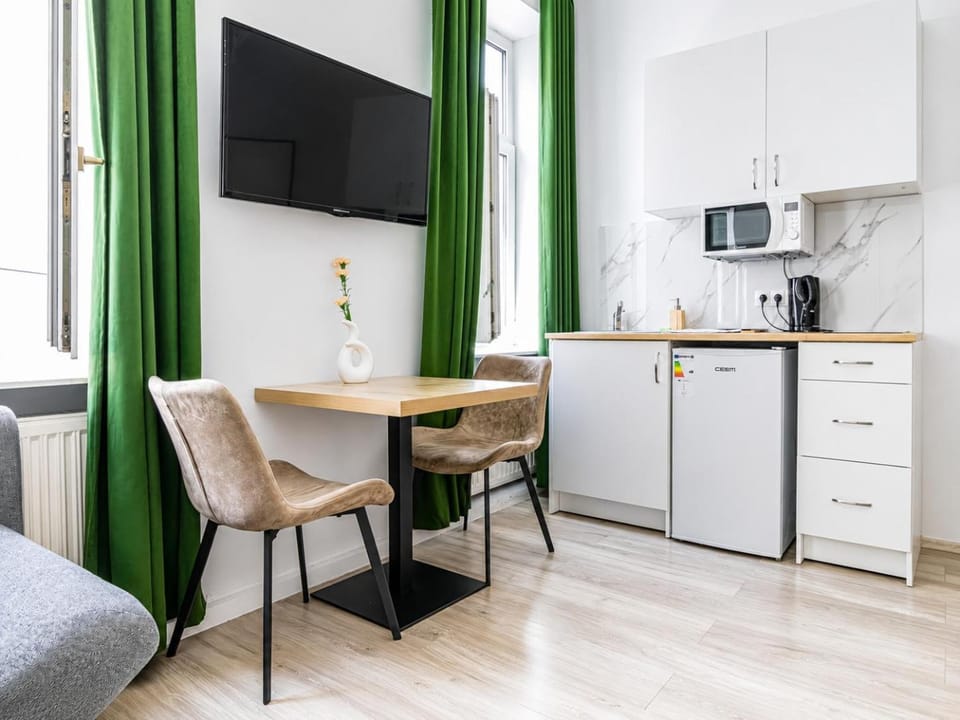 TV and multimedia, Kitchen or kitchenette, Dining area, oven, stove
