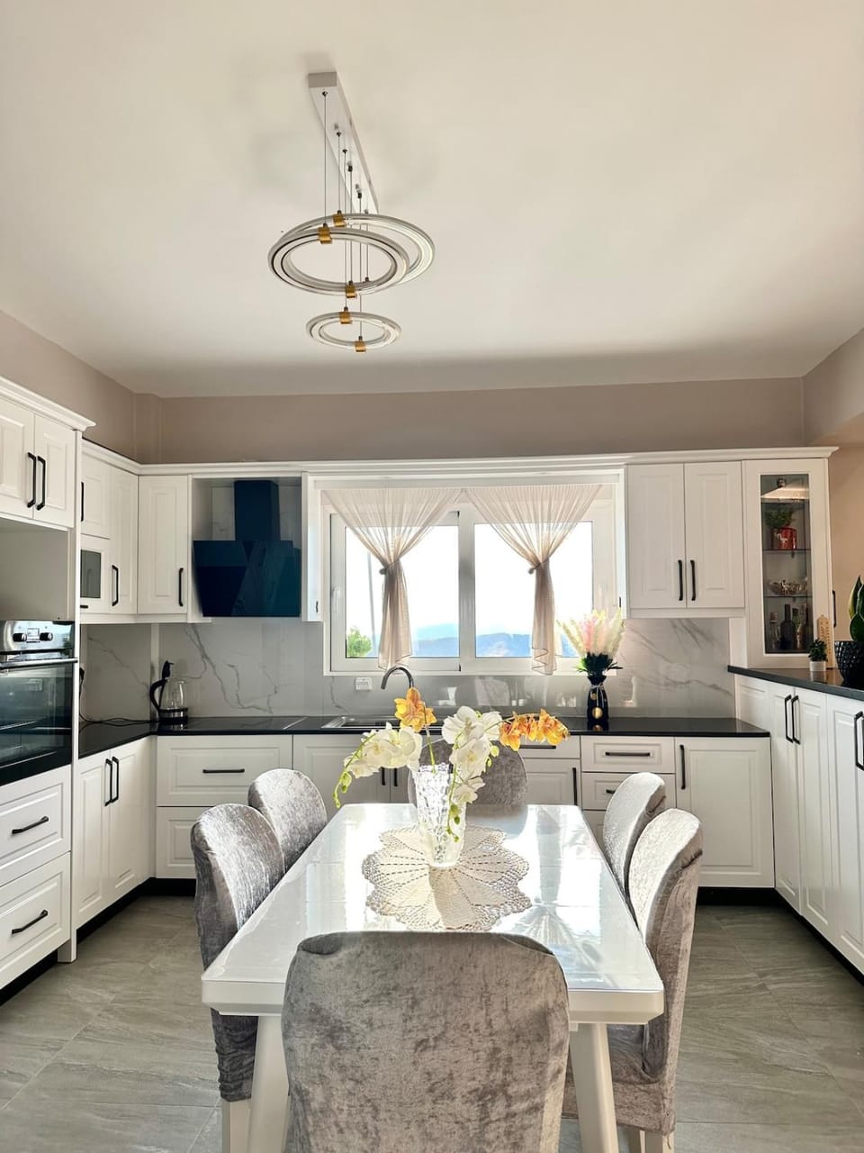 Kitchen or kitchenette, Seating area, Dining area, oven, stove