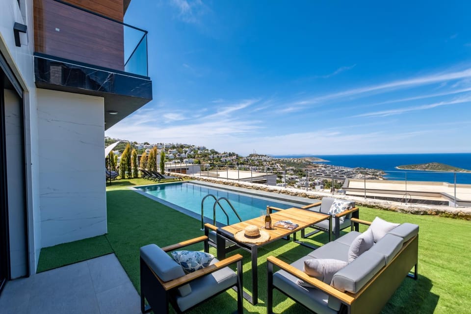 Patio, Pool view, Sea view, Swimming pool, sunbed