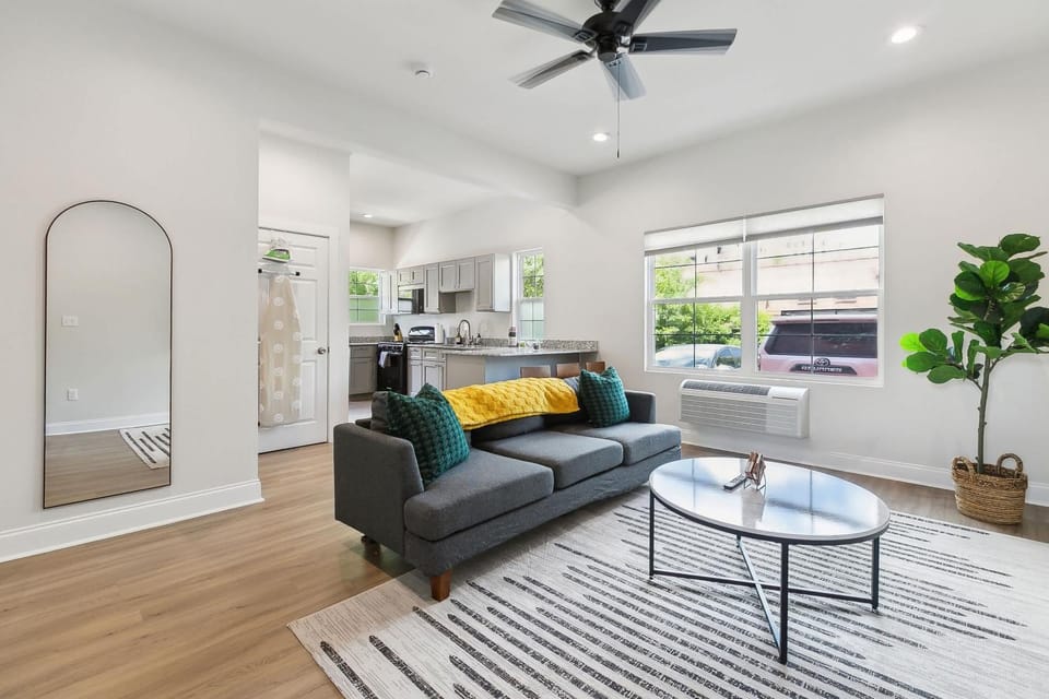 StayAE Downtown - 1BR Apartment, Ground Floor Apartment in Baton Rouge
