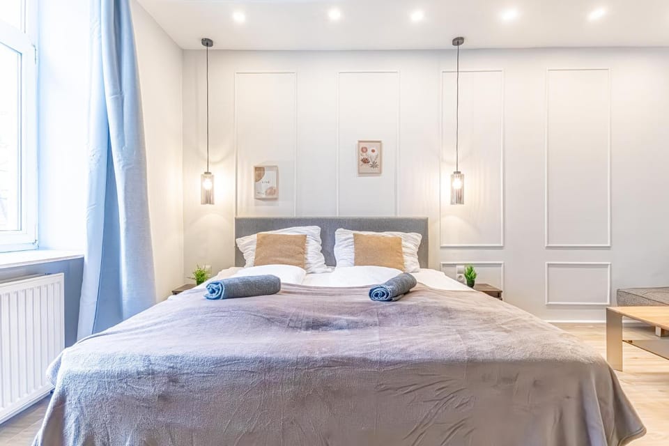 Bed, Bedroom, towels