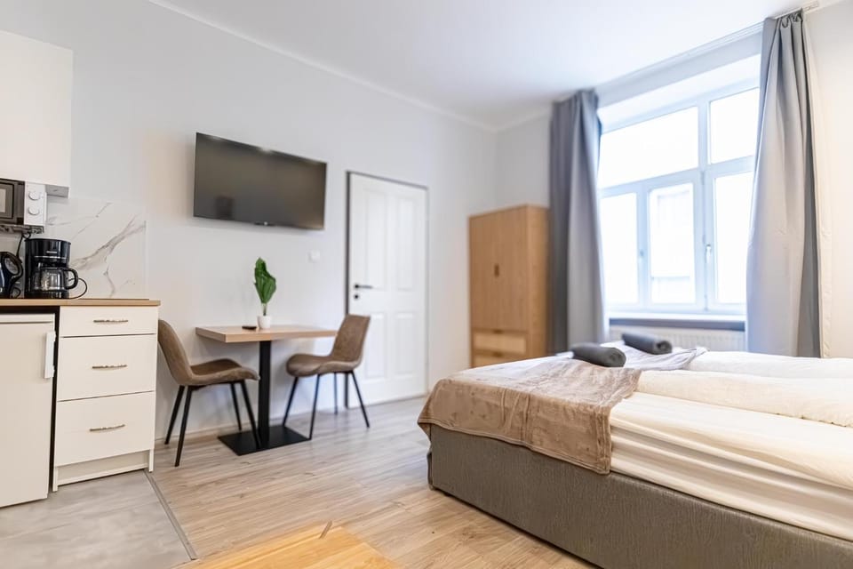 Property building, Bed, TV and multimedia, Dining area, Bedroom, oven, toaster, towels, kitchen