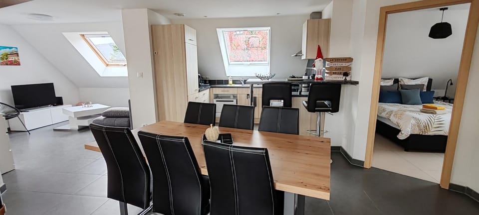 Bed, TV and multimedia, Coffee/tea facilities, Living room, Photo of the whole room, Dining area, Bedroom, oven, stove, toaster