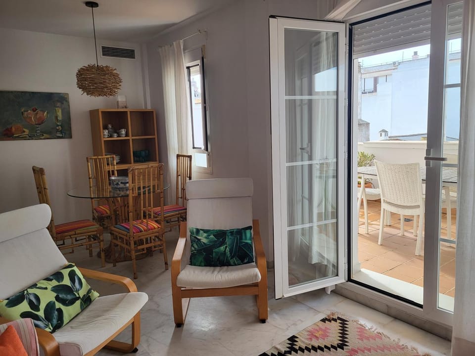 Apartamento en el centro con garaje, terraza, wifi, climatización y piscina Apartment in Sanlúcar de Barrameda