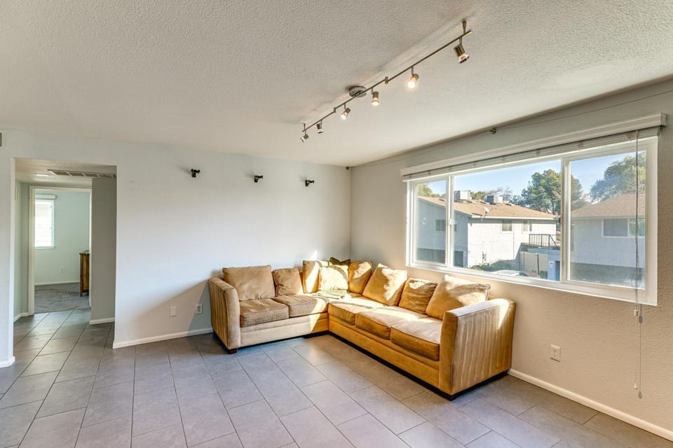 Community Pool: Scottsdale Condo 2 Mi to ASU House in Tempe