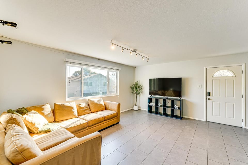 Community Pool: Scottsdale Condo 2 Mi to ASU House in Tempe