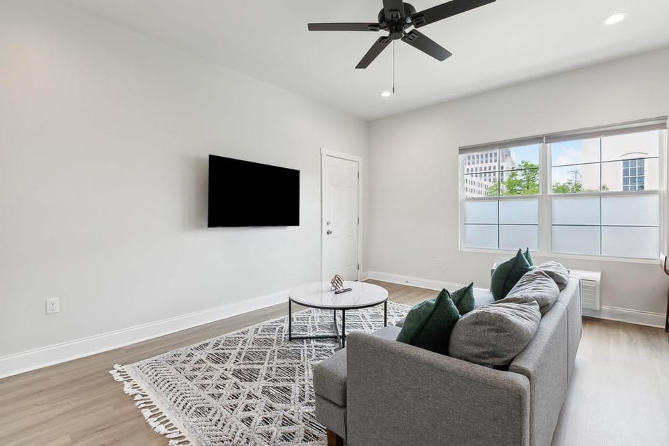 StayAE Downtown - 1BR Apartment, Second Floor Apartment in Baton Rouge