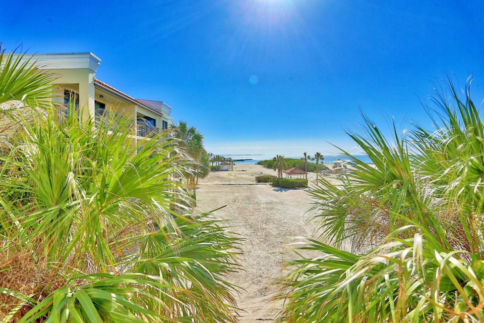 Land's End 9-301 Beach Front-Premier House in Sunset Beach