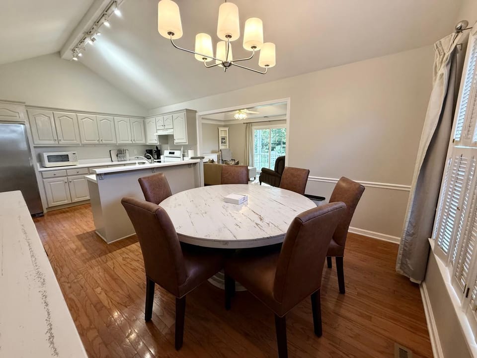 Dining area, kitchen