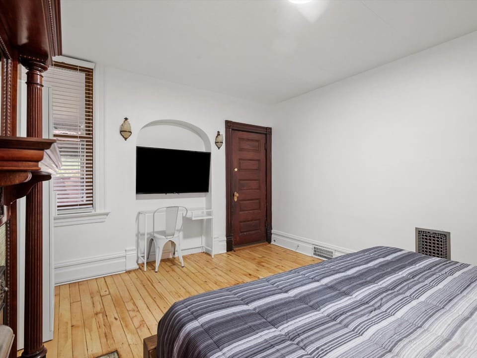 Oakland, Pittsburgh !B Stylish and Quiet Private Bedroom with Shared Bathroom Vacation rental in Pittsburgh