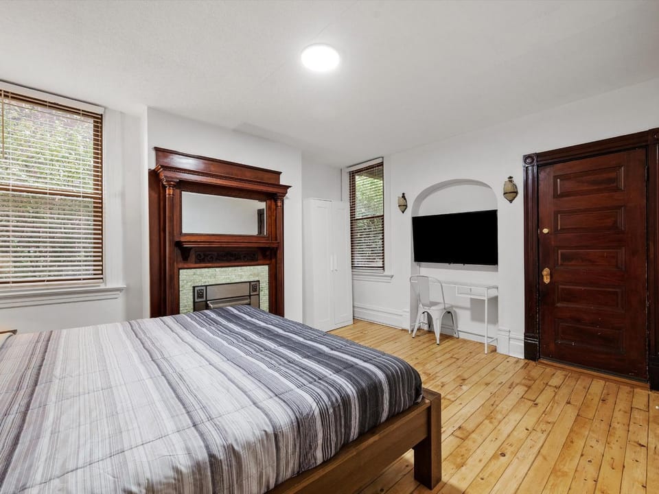 Oakland, Pittsburgh !B Stylish and Quiet Private Bedroom with Shared Bathroom Vacation rental in Pittsburgh