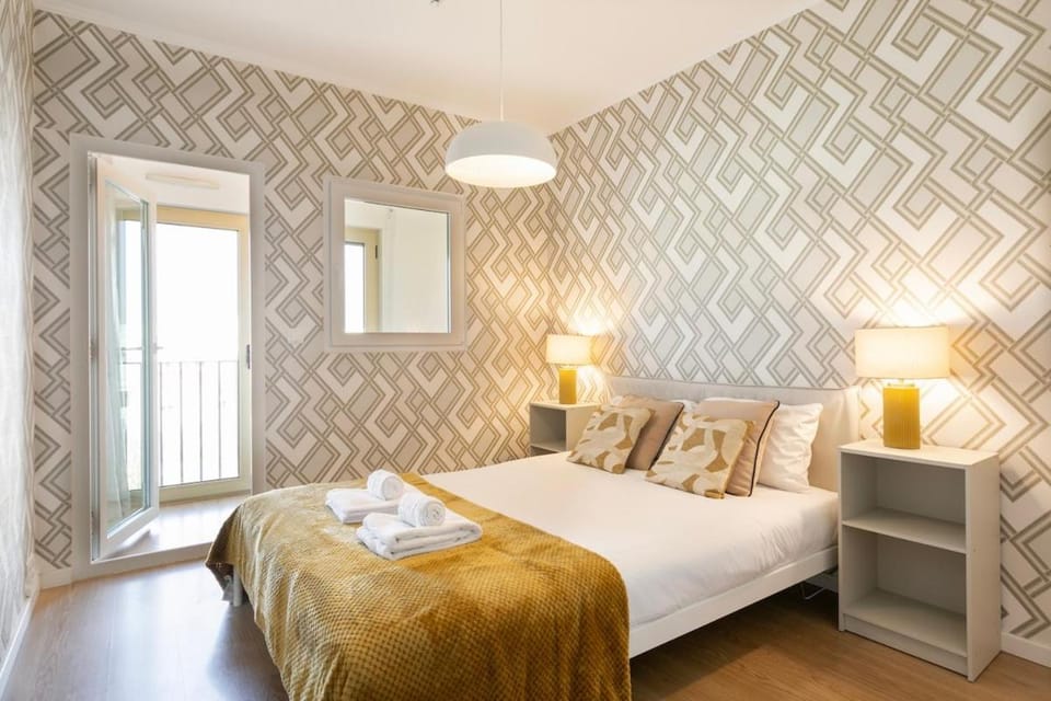 Bed, Bedroom, towels