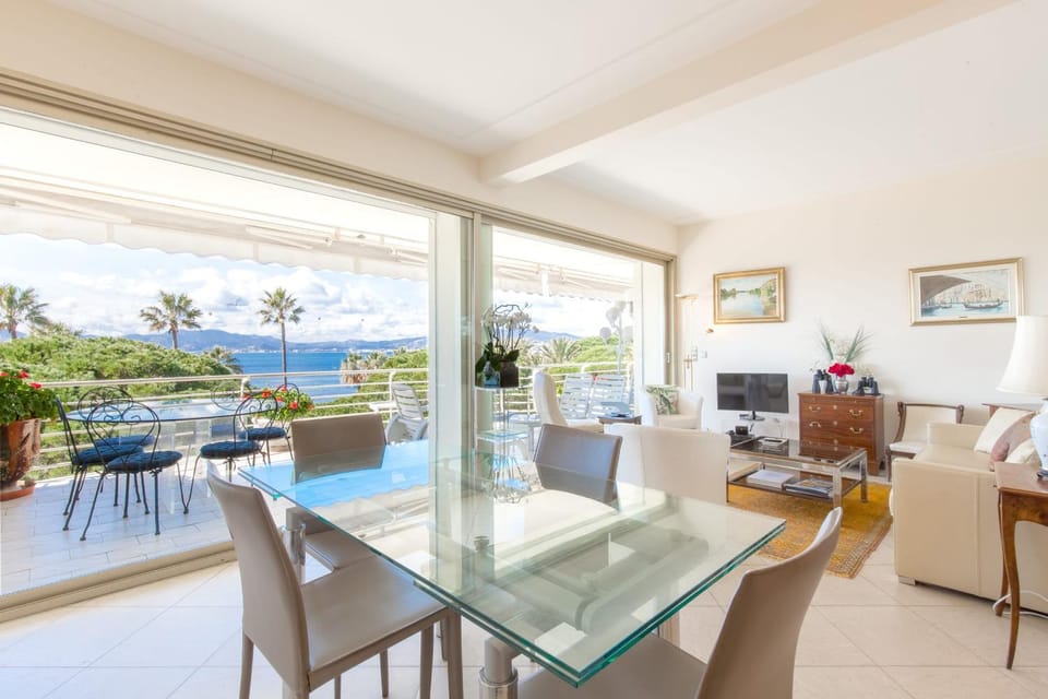 View (from property/room), Balcony/Terrace, Living room, Dining area, Sea view