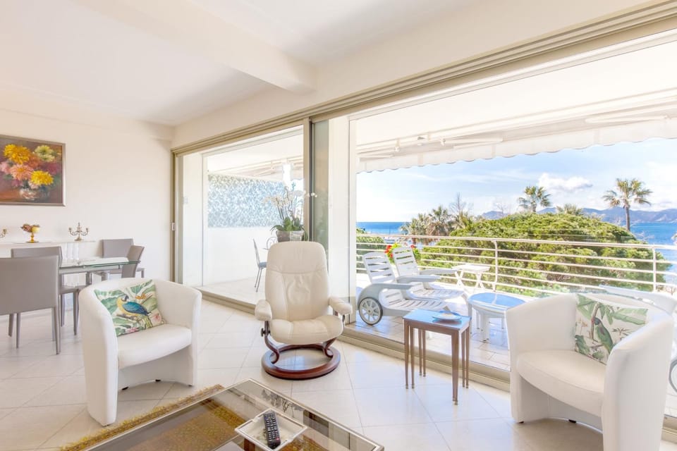 View (from property/room), Balcony/Terrace, Living room, Dining area, Sea view