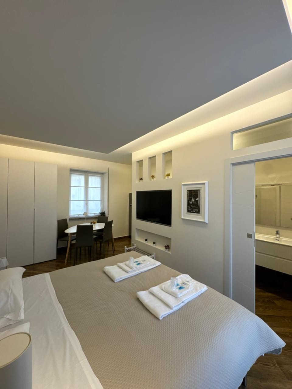 Bed, TV and multimedia, Photo of the whole room, Bedroom, wardrobe