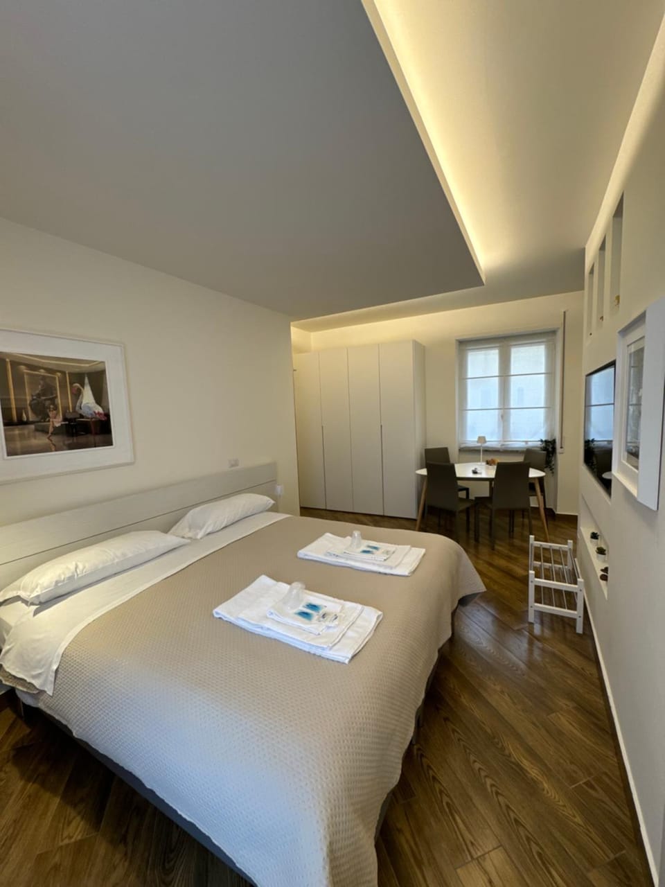 Bed, Photo of the whole room, Bedroom