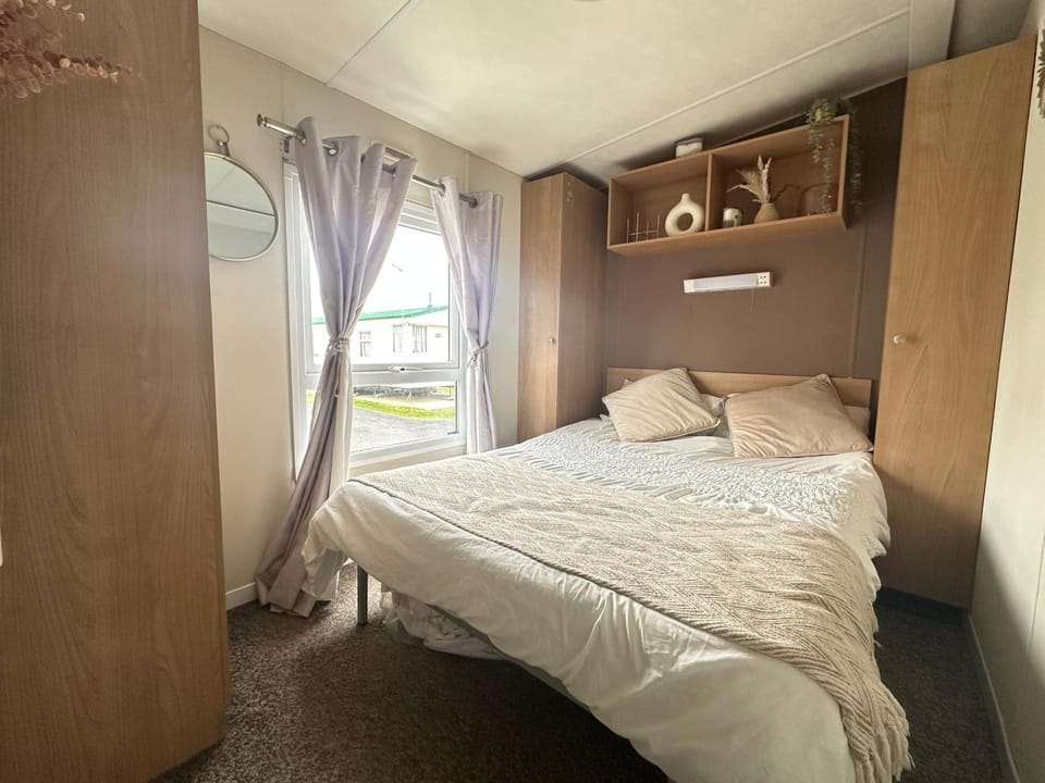 Harwich - Caravan - Sleeps 10 - Garden - Pool Apartment in Tendring District