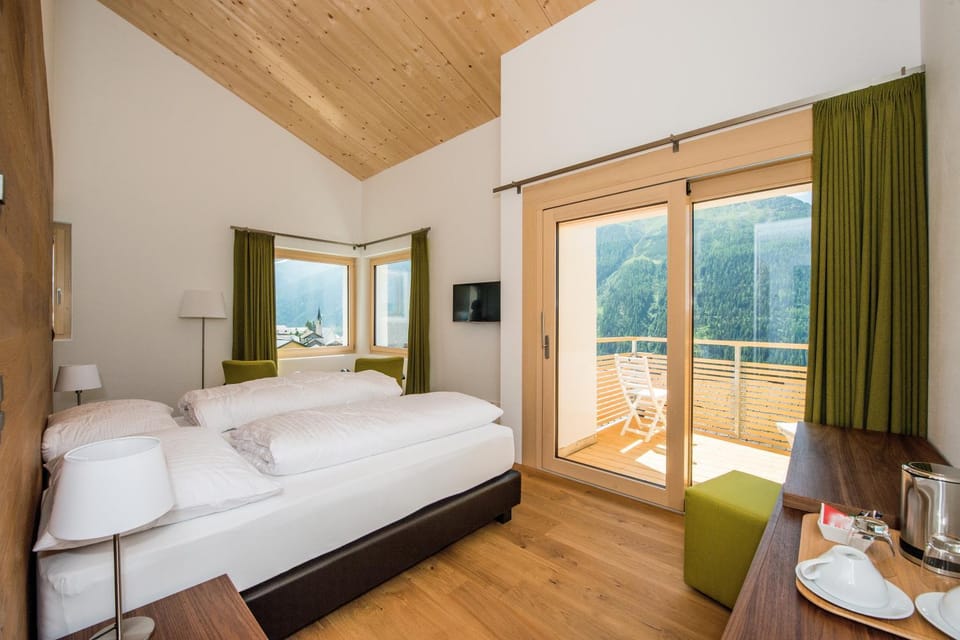 Bed, TV and multimedia, Balcony/Terrace, Photo of the whole room, Seating area, Bedroom