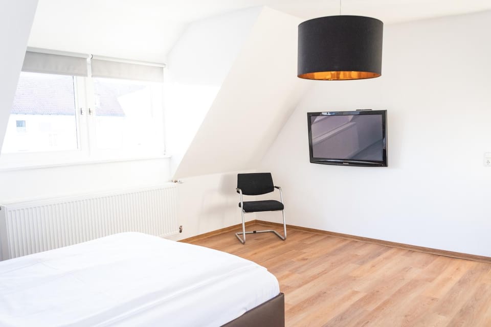 Bed, TV and multimedia, Bedroom