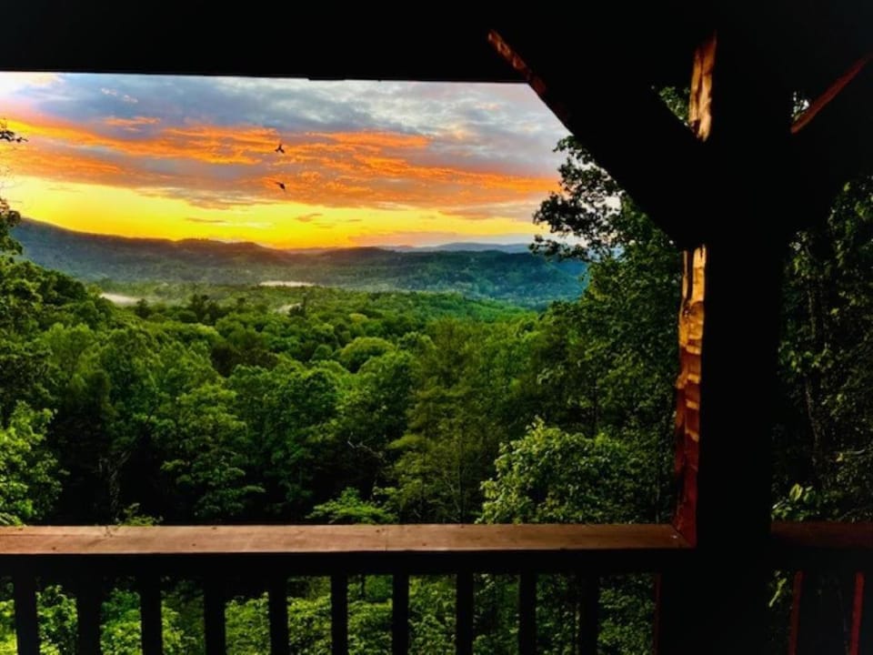 Cozy Townsend Cabin! Mountain Views & Private Spa Cabin in Sevier County