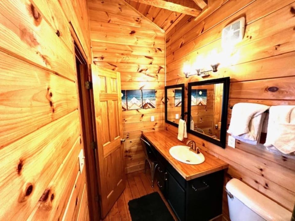 Cozy Townsend Cabin! Mountain Views & Private Spa Cabin in Sevier County