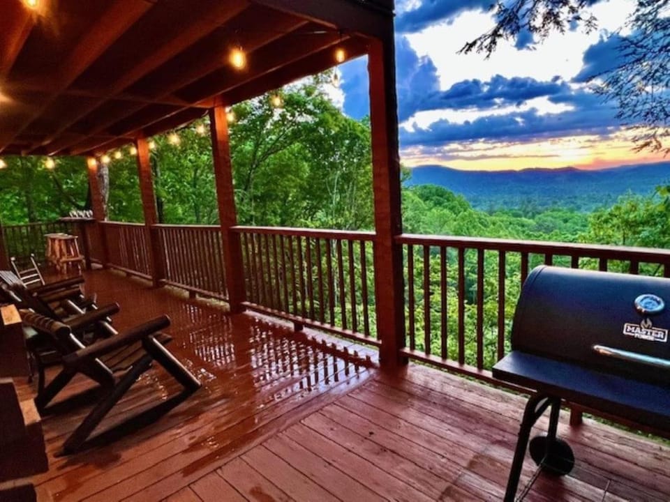 Cozy Townsend Cabin! Mountain Views & Private Spa Cabin in Sevier County