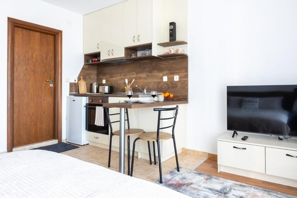 TV and multimedia, Kitchen or kitchenette, Photo of the whole room, Bedroom, oven