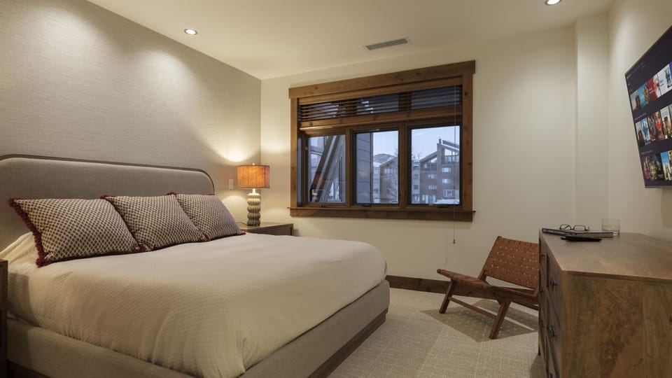 Bed, TV and multimedia, View (from property/room), Bedroom, furniture