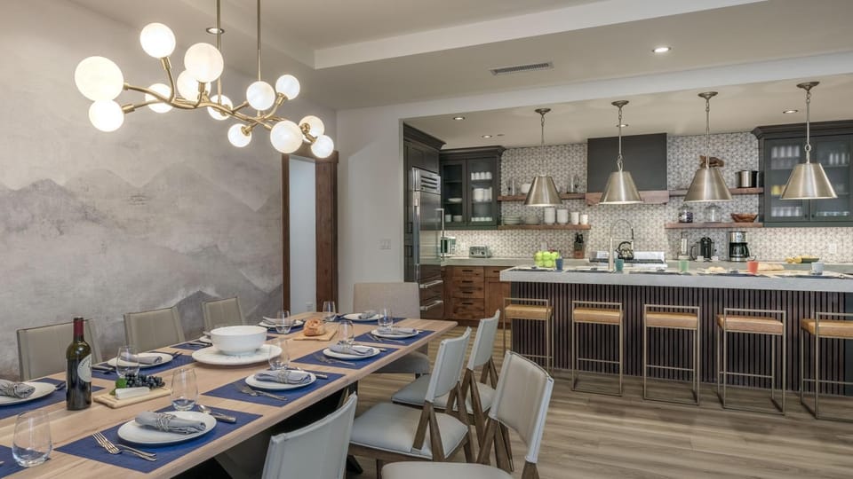 Seating area, Dining area, storage, kitchen