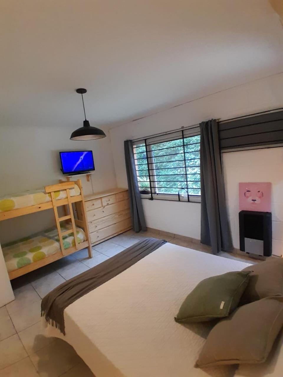 Bed, TV and multimedia, Photo of the whole room, Bedroom