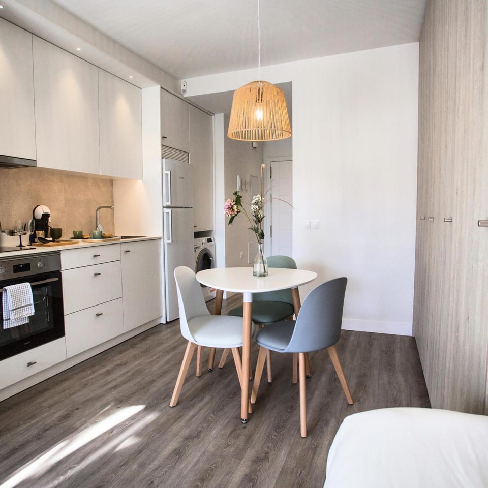 Kitchen or kitchenette, Dining area, oven, pet friendly, stove, washing machine