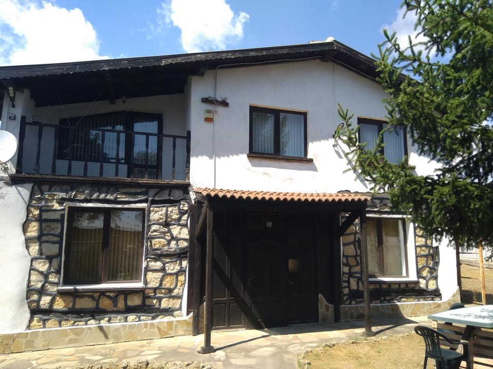 Property building, Facade/entrance, Balcony/Terrace, Balcony/Terrace