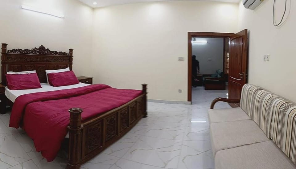 Bed, Photo of the whole room, Seating area, Bedroom