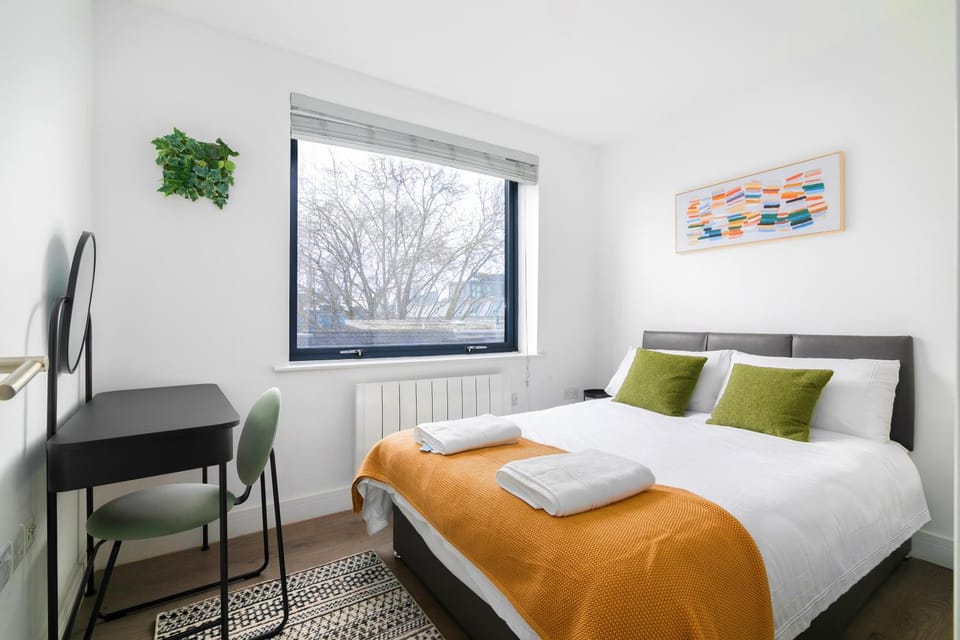 Bed, Photo of the whole room, Decorative detail, Seating area, Bedroom, towels