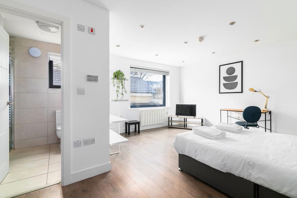 Bed, Bathroom, TV and multimedia, Photo of the whole room, Seating area, Bedroom, towels, wardrobe