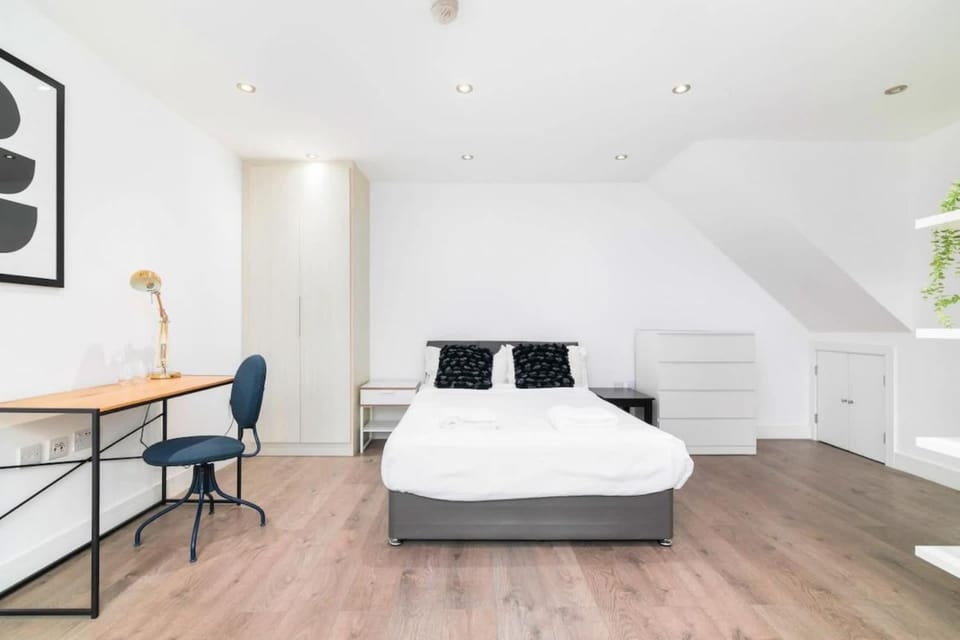 Bed, Photo of the whole room, Decorative detail, Seating area, Bedroom, wardrobe