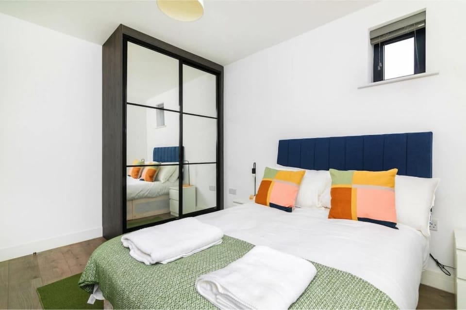 Bed, Photo of the whole room, Decorative detail, Bedroom, towels, wardrobe