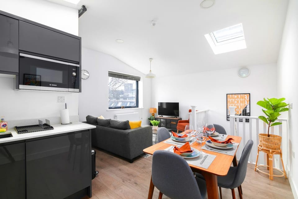 TV and multimedia, Kitchen or kitchenette, Living room, Seating area, Dining area, microwave