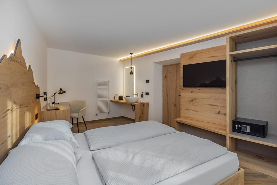 Bed, TV and multimedia, Photo of the whole room, Evening entertainment, Bedroom, safe, wardrobe