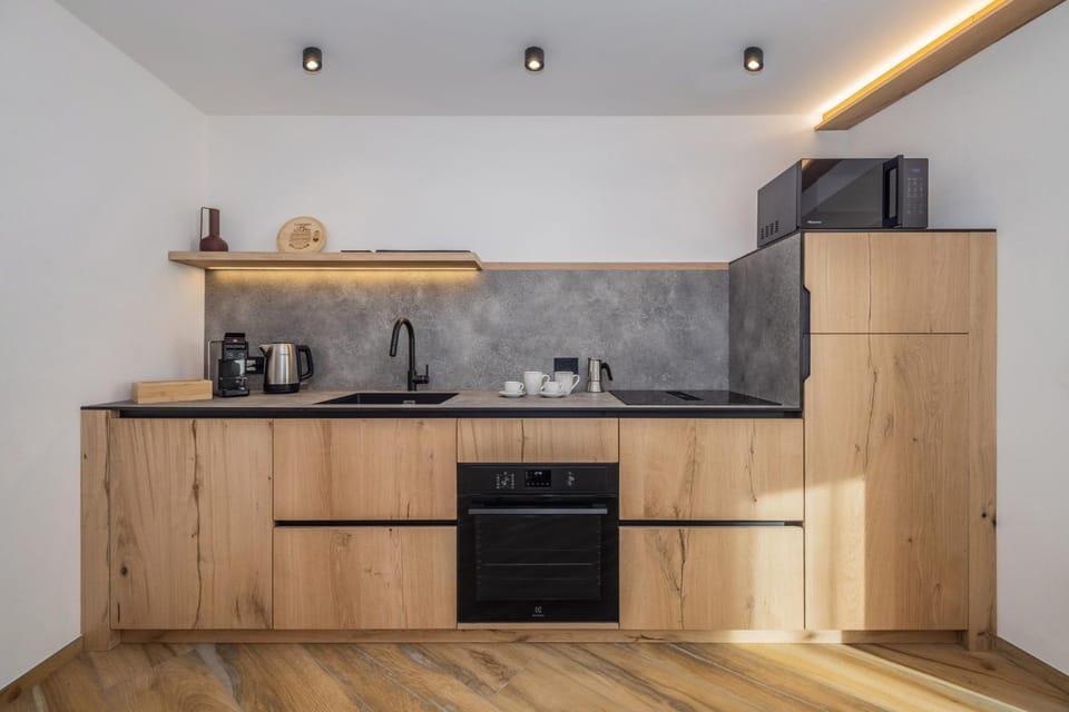 Coffee/tea facilities, Kitchen or kitchenette, stove