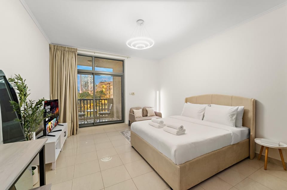 Bed, TV and multimedia, View (from property/room), Photo of the whole room