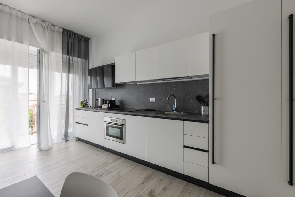 Coffee/tea facilities, Kitchen or kitchenette, dishwasher, oven, stove