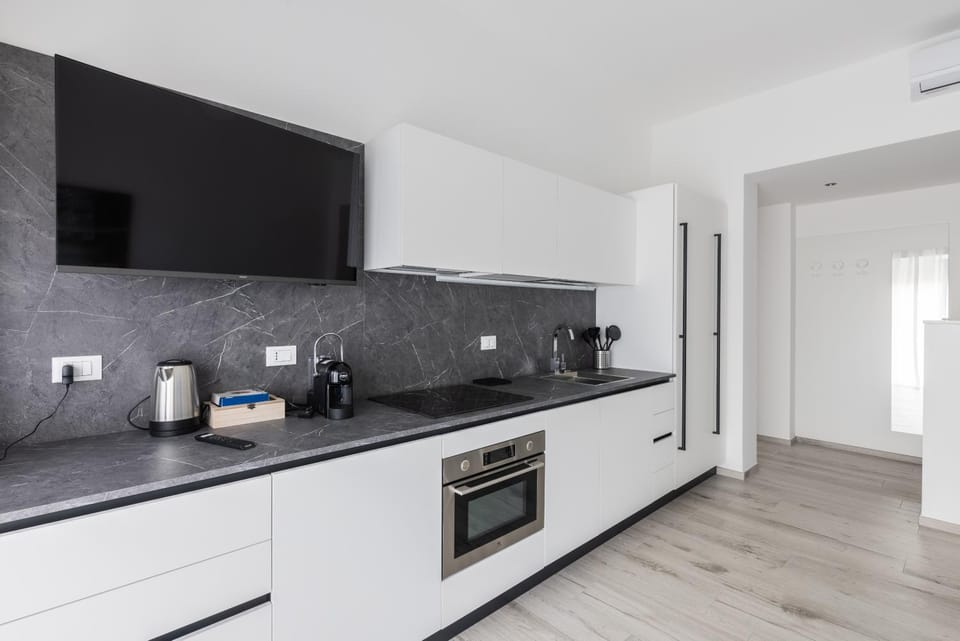 TV and multimedia, Coffee/tea facilities, Kitchen or kitchenette, dishwasher, oven, stove, washing machine, dryer