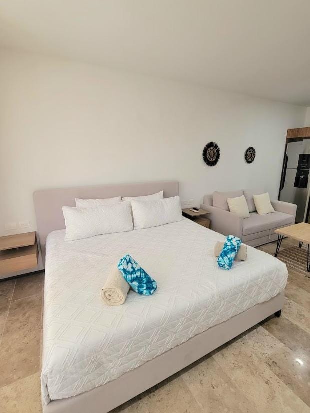 Bed, Living room, Photo of the whole room, Bedroom, towels