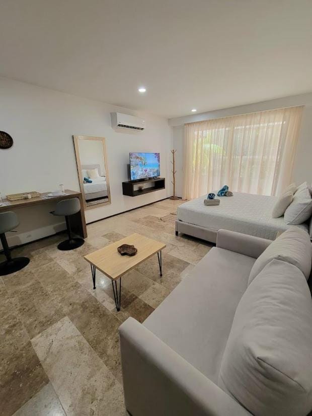 Bed, TV and multimedia, Living room, Photo of the whole room, Bedroom, air conditioner