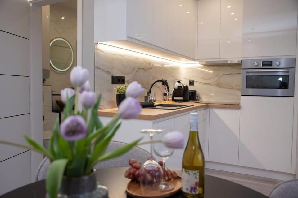 Coffee/tea facilities, Kitchen or kitchenette, microwave, oven, stove, toaster