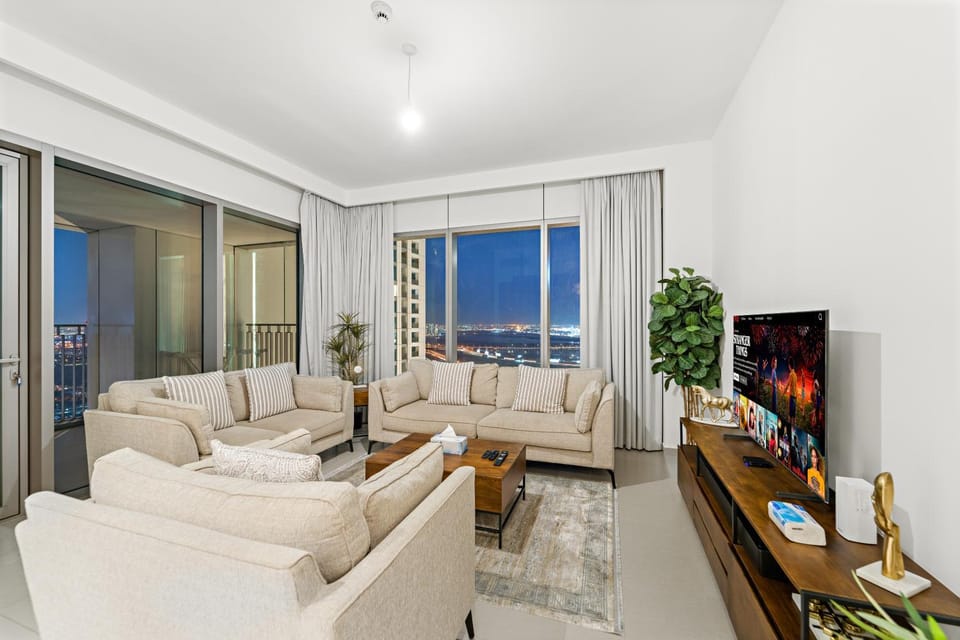 TV and multimedia, Living room, Evening entertainment