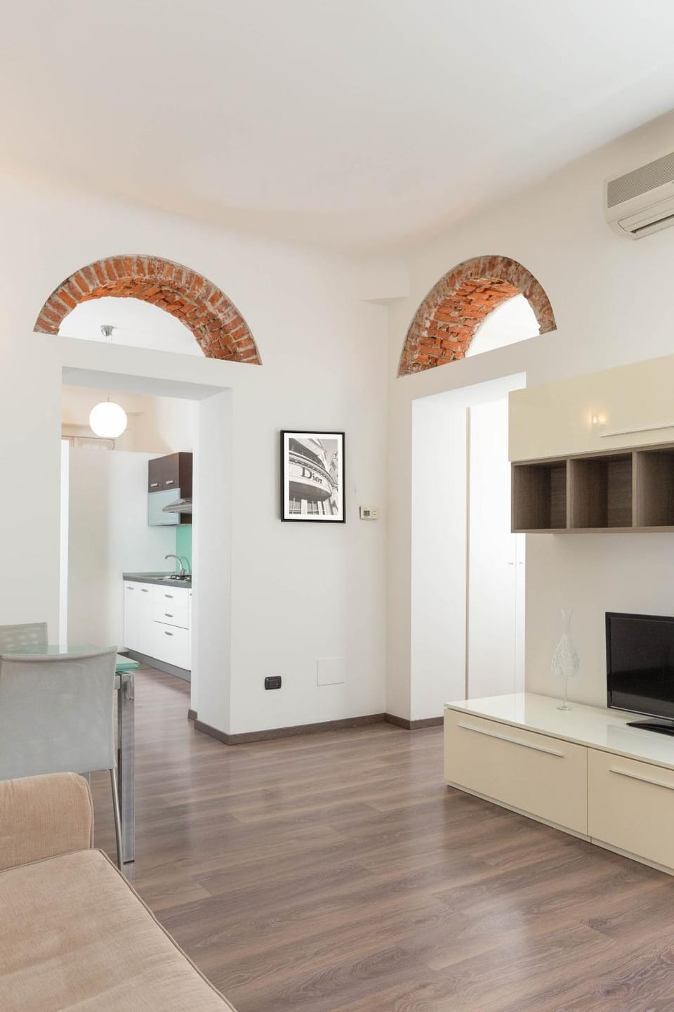 TV and multimedia, Living room, Seating area, air conditioner